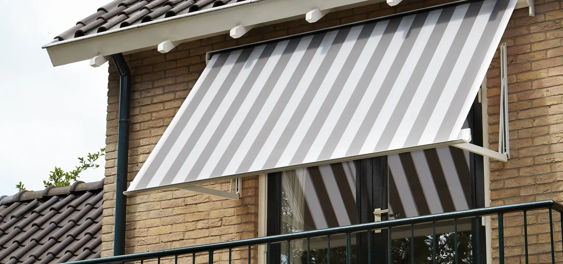 696-buitenzonwering_uitvalscherm_header.webp 696-buitenzonwering_uitvalscherm_header.webp